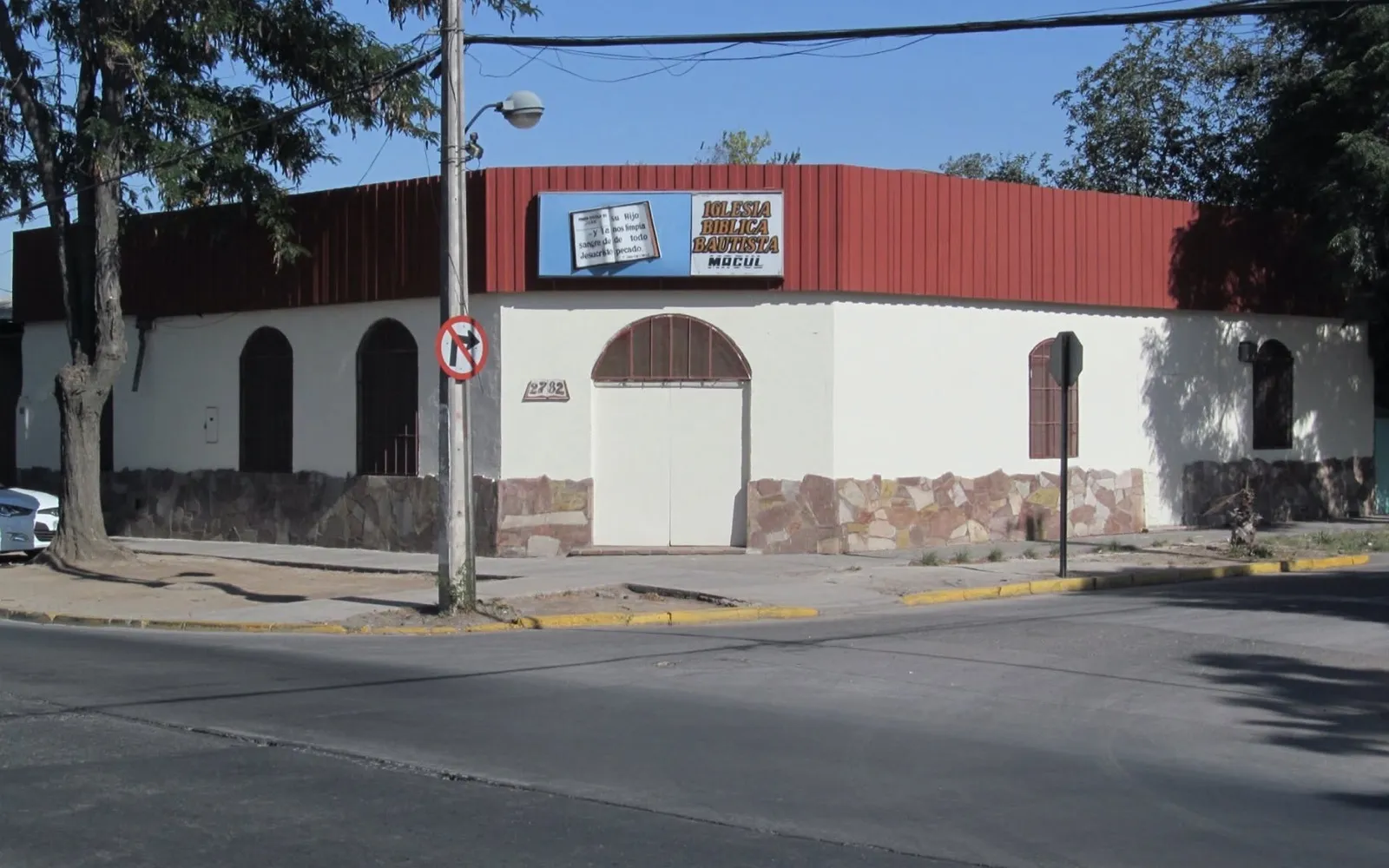 Fachada de la Iglesia Bíblica Bautista Macul, en la esquina de Rodrigo de Araya con Las Dalias, Ñuñoa.